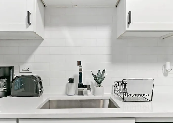 2br Comfy And Stylish In West Town - Erie 1r Apartment