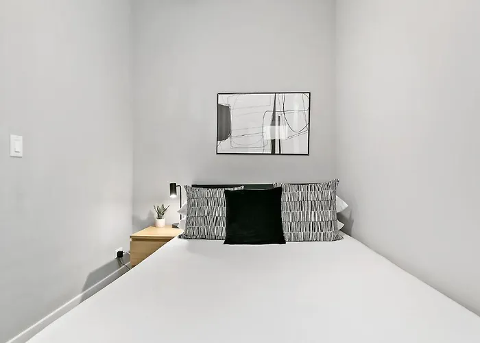 2br Comfy And Stylish In West Town - Erie 1r Apartment