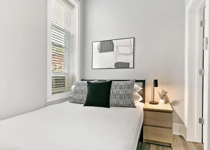 2br Comfy And Stylish In West Town - Erie 1r Apartment