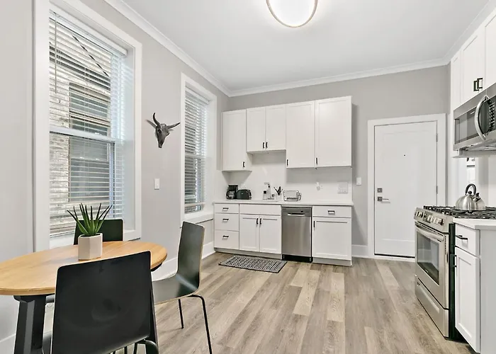 Apartment 2br Comfy And Stylish In West Town - Erie 1r Chicago